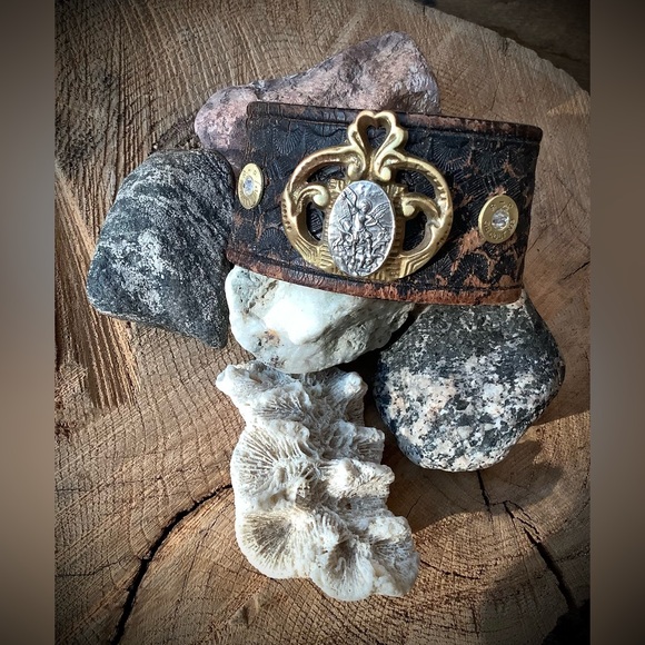 Leather cuff, St Michael,up to 7” wrist - Picture 3 of 9